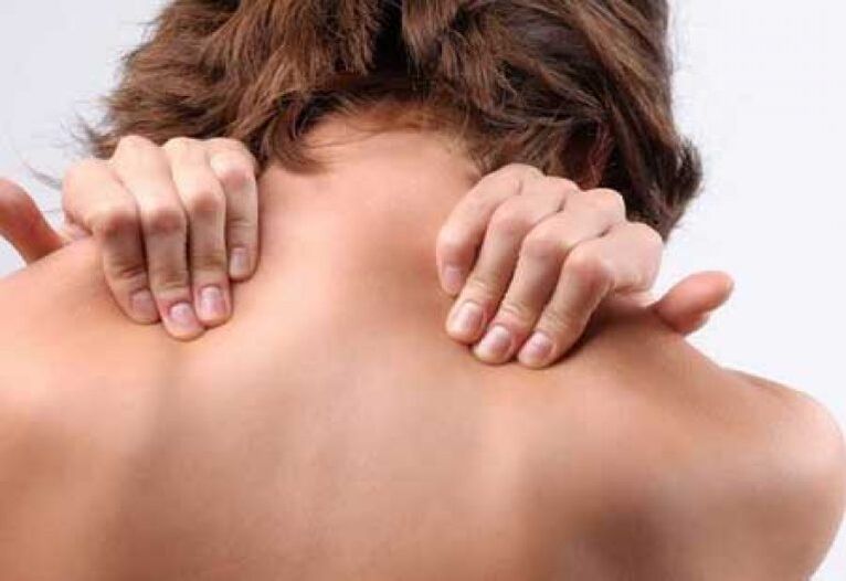 A symptom of thoracic osteochondrosis is pain between the shoulder blades. 