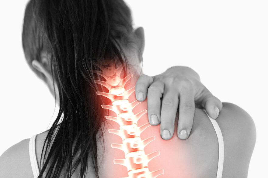 Pain due to osteochondrosis of the thoracic spine in women may radiate to the neck area